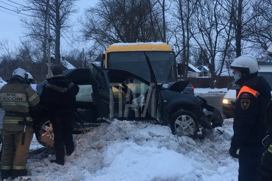 ДТП в Пскове на Аллейной. В автомобиле зажата женщина