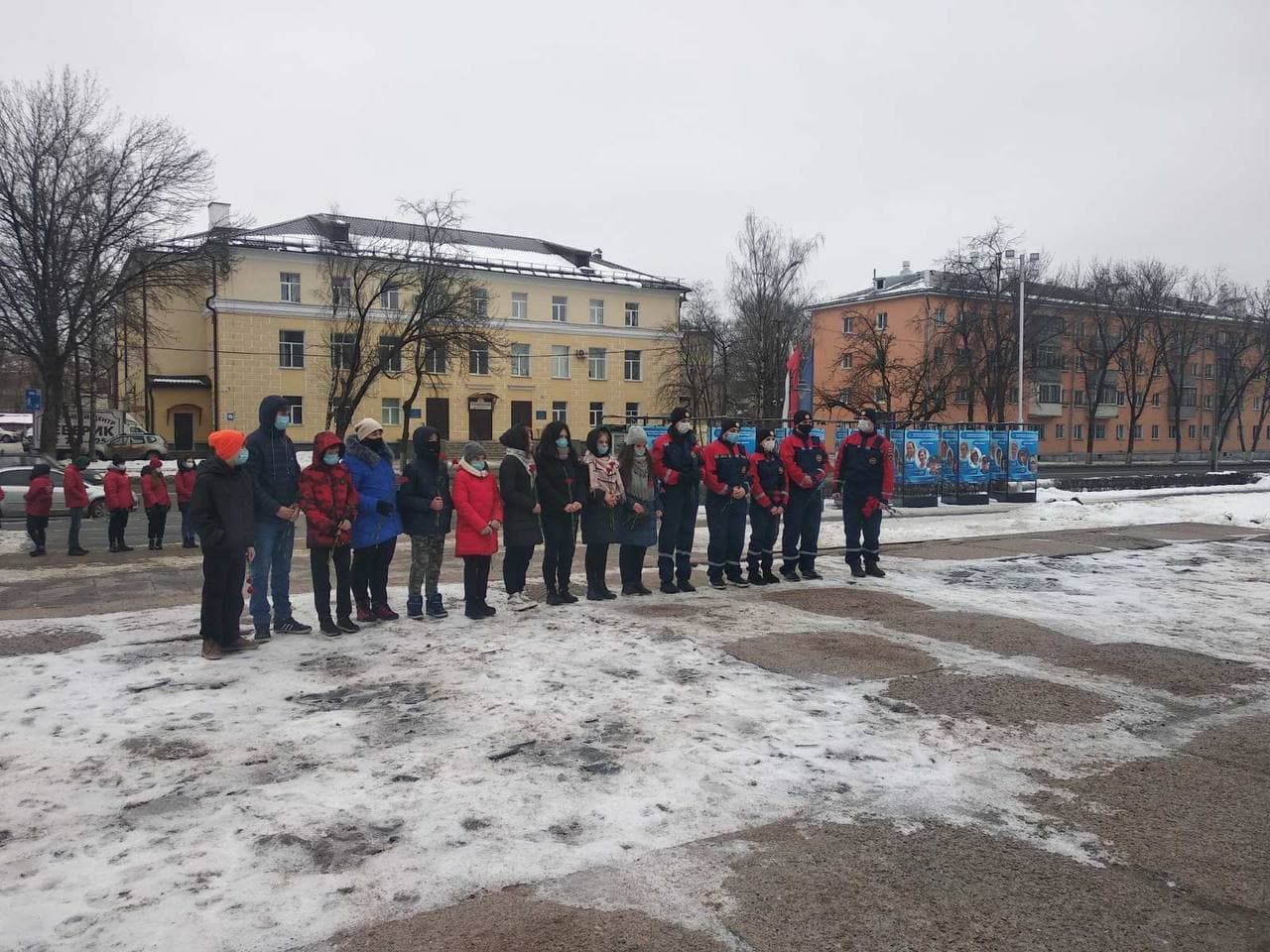 Фоторепортаж с церемонии возложения цветов к мемориальному комплексу в Пскове.