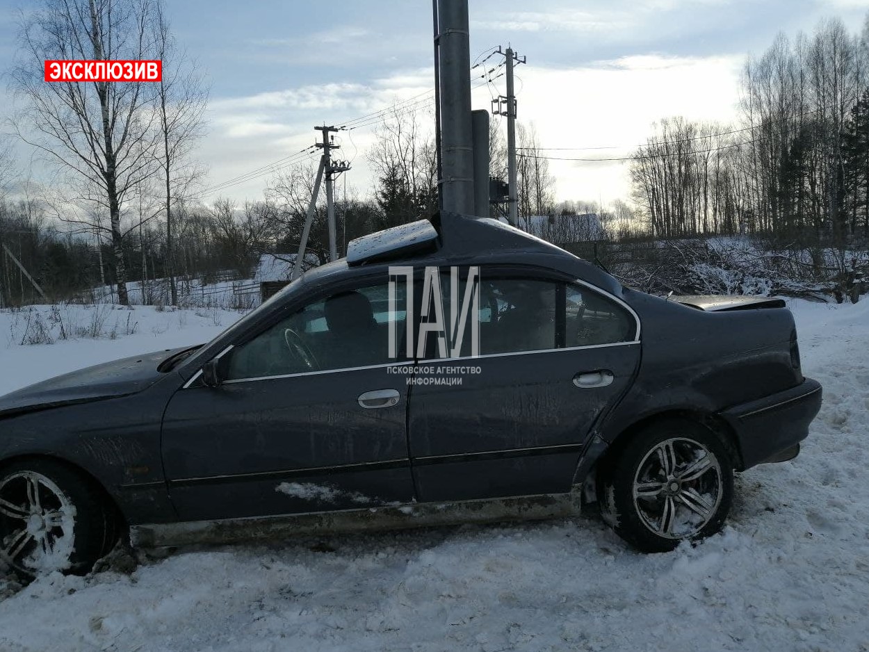 Публикуем фоторепортаж с места ДТП в Новосокольническом районе