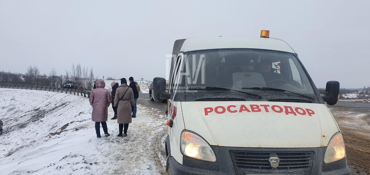 Водителя госпитализировали после съезда двух машин в кювет в Великолукском районе