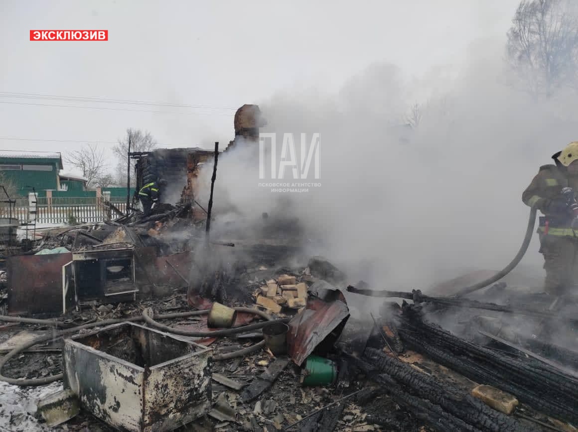 Фото с места тушения пожара в Псковском районе