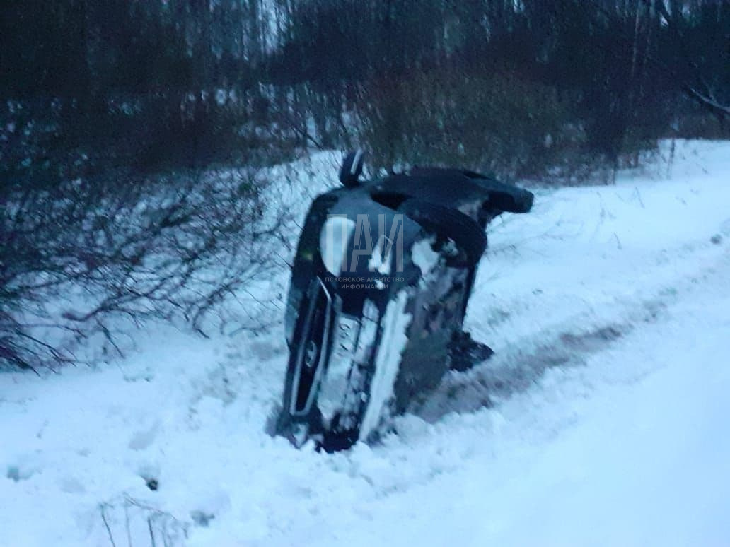 Между Замогильем и Спицино перевернулся автомобиль LADA PRIORA