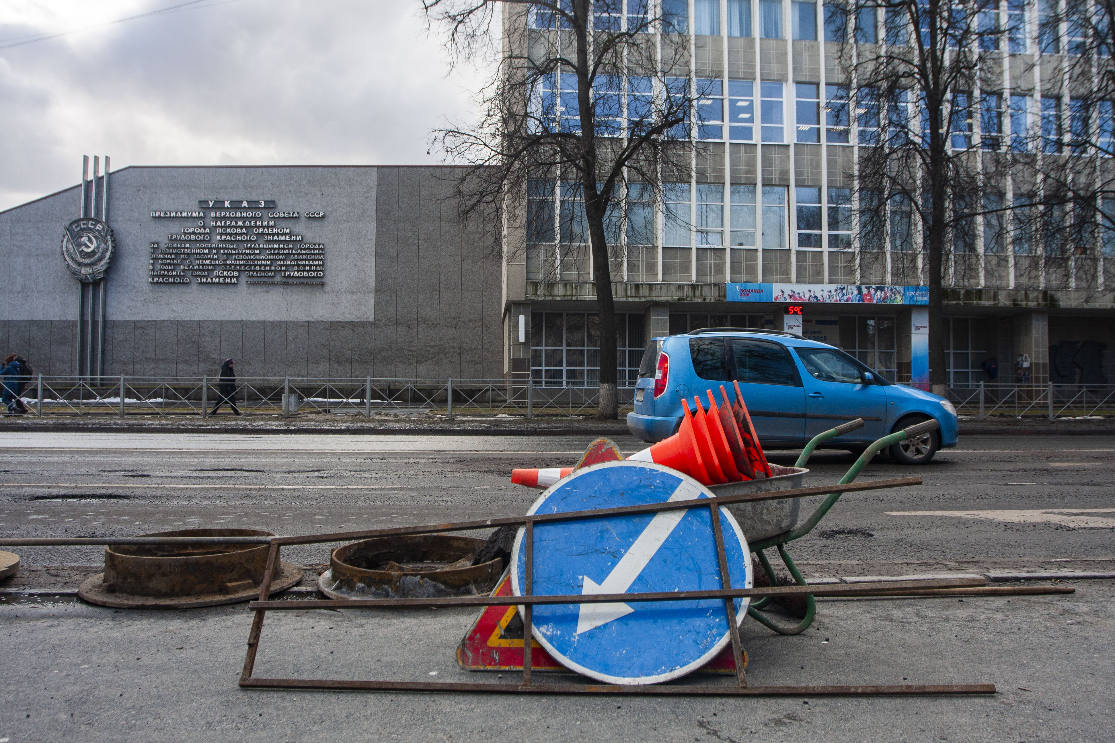 Фоторепортаж: Октябрьский проспект ремонтируют в Пскове