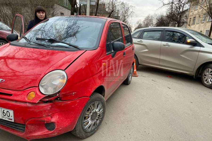 Столкновение автомобилей на улице Толстого, 33