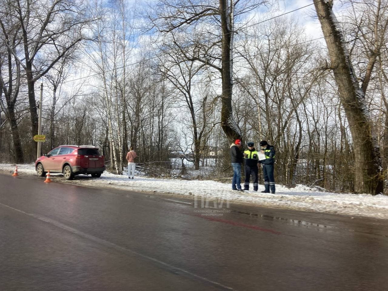 Женщина попала под колёса автомобиля в Великих Луках