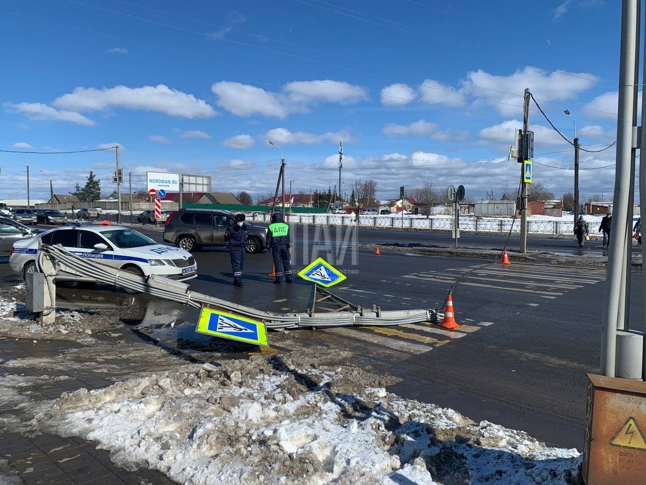 В Пскове мачта освещения упала на проезжую часть