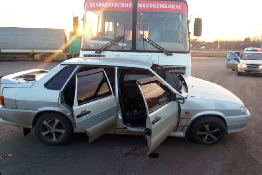 Автобус врезался в автомобиль ВАЗ на трассе М-9