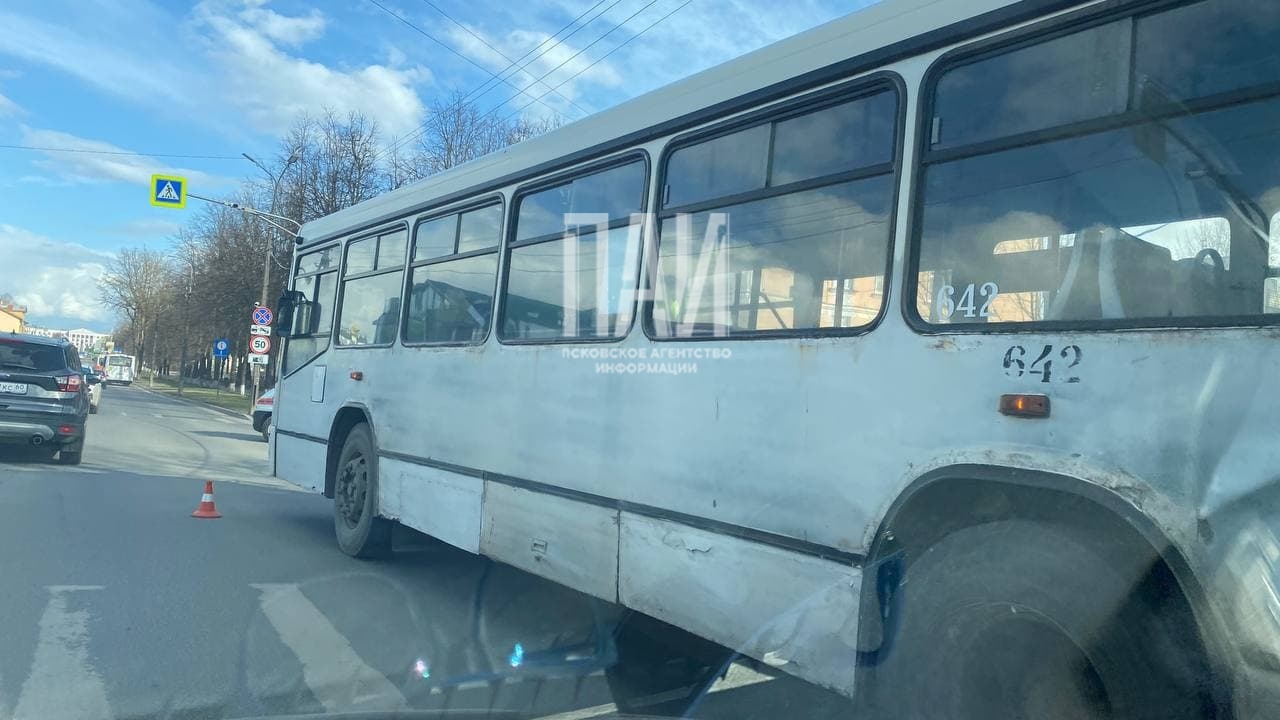 ДТП с участием автобуса в Пскове
