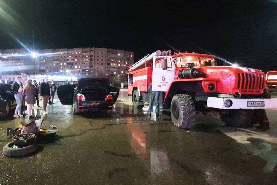 На парковке ТЦ Апельсин в Великих Луках загорелся автомобиль