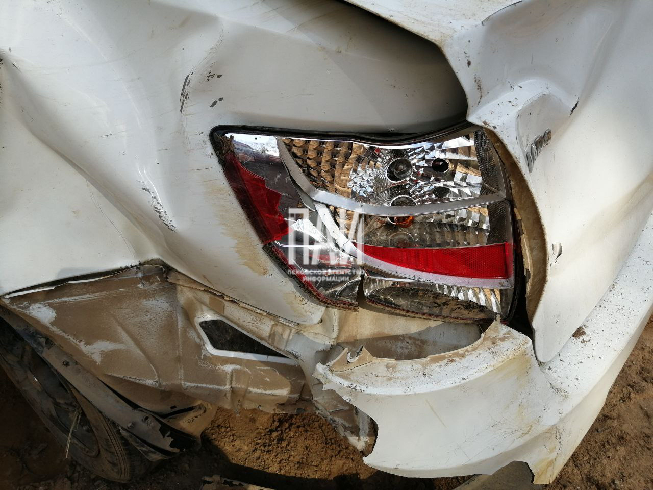 Lada съехала в кювет в Новосокольническом районе 