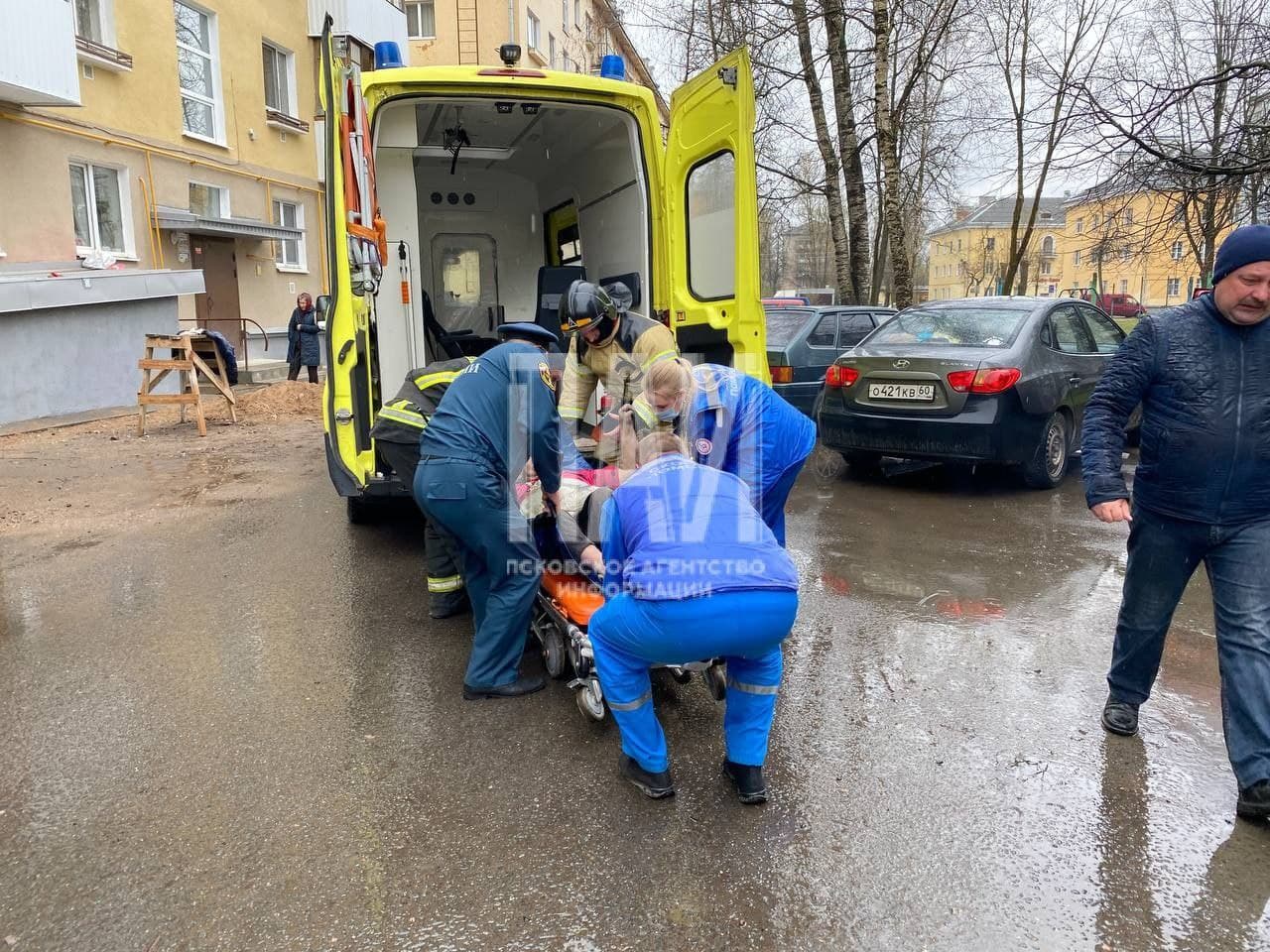 Пенсионерку госпитализировали в результате пожара в Пскове