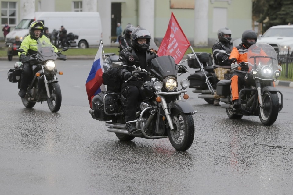 Участники международного мотомарша посетили Псков