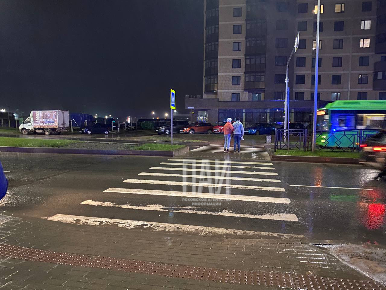 Водитель автомобиля Volkswagen сбил двух девушек в Псковском районе 