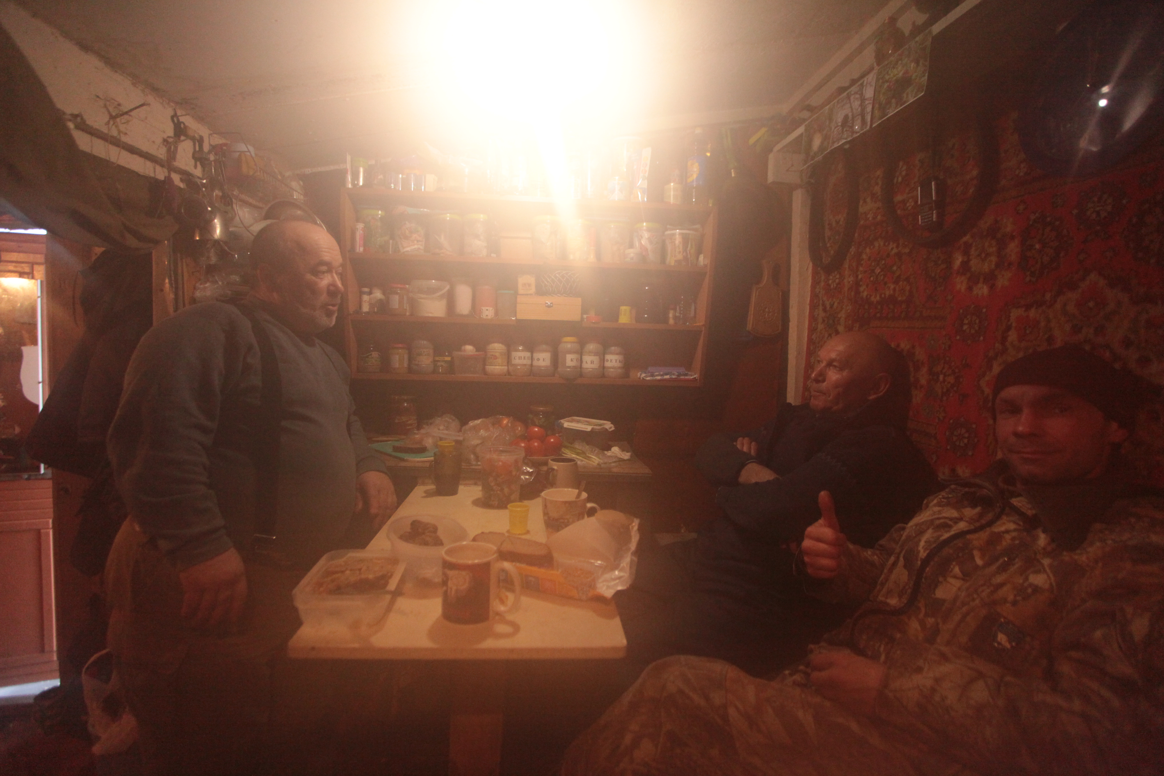 Рыбаки и их бытовка