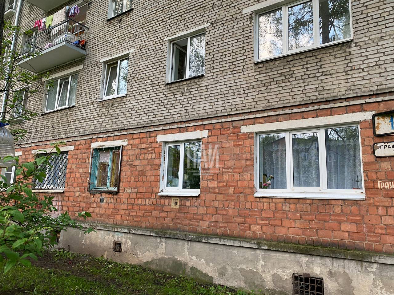 Девушка выпала из окна многоэтажки в Пскове 