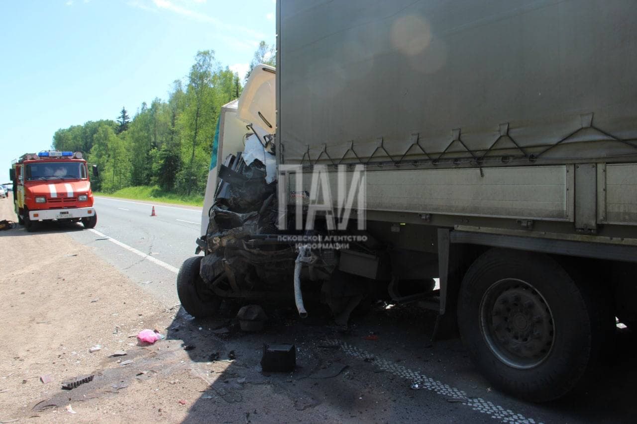 Два человека погибли после столкновения с фурой в Пустошкинском районе