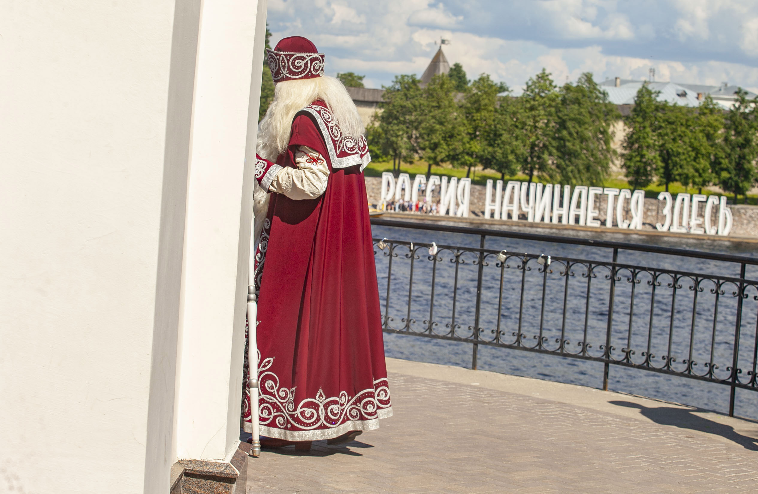 Фоторепортаж: Деду Морозу из Великого Устюга провели экскурсию по Пскову