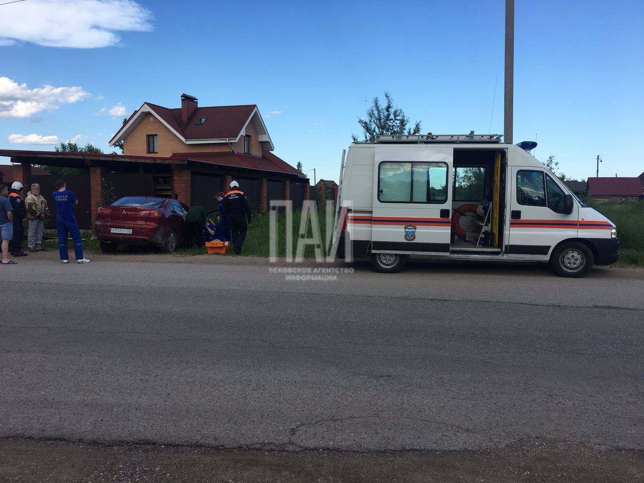 Иномарка въехала в забор жилого дома в Псковском районе 