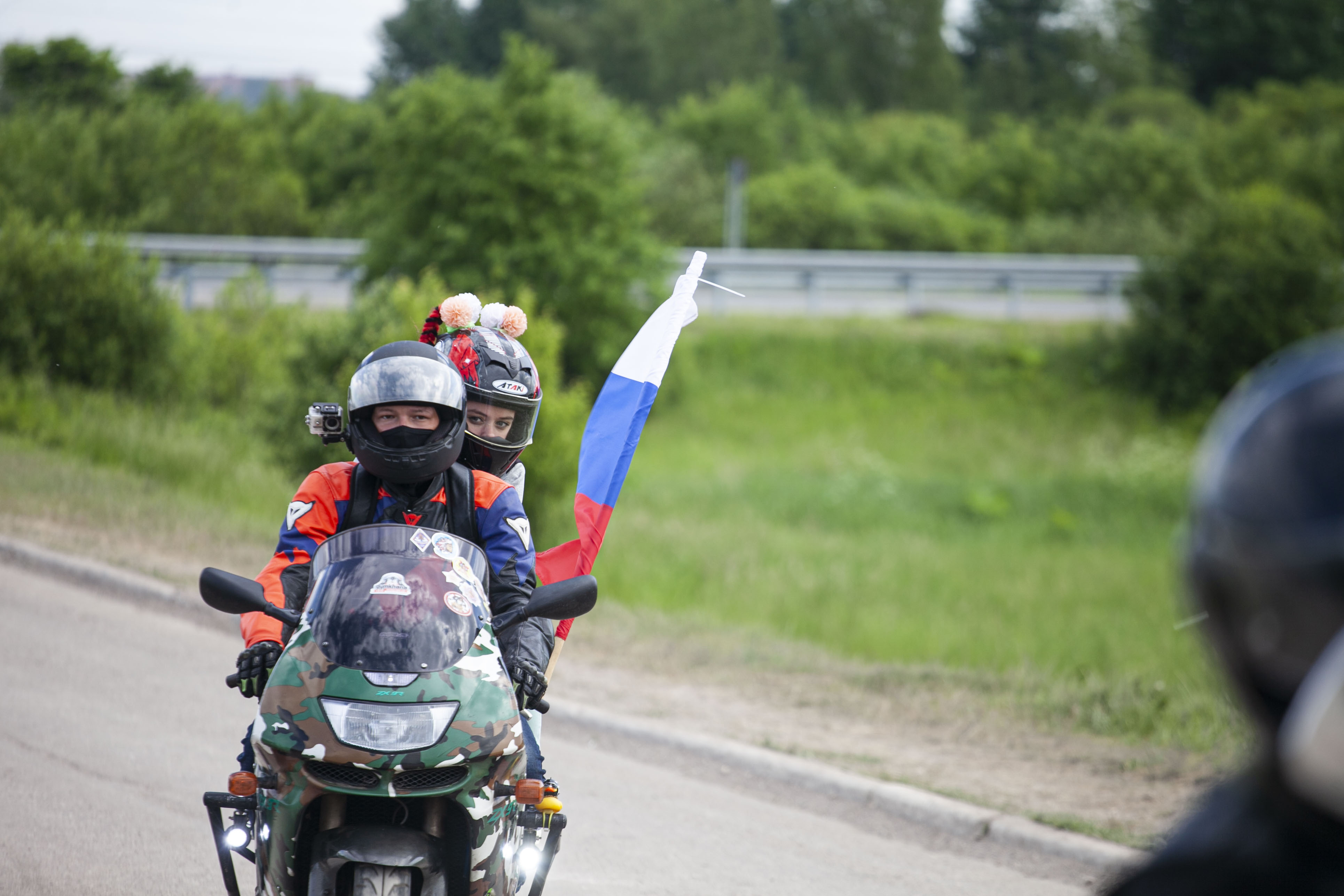 Фоторепортаж: мотоциклисты поздравили псковичей с грядущим Днём России