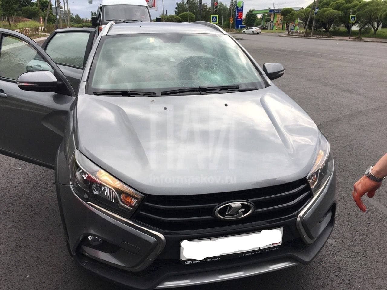 Велосипедистка попала под колеса автомобиля в Пскове
