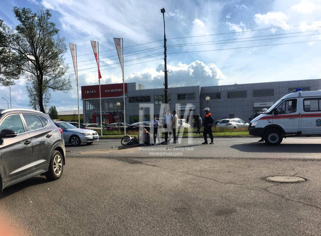 Столкнулись мопед и автомобиль Hyundai 