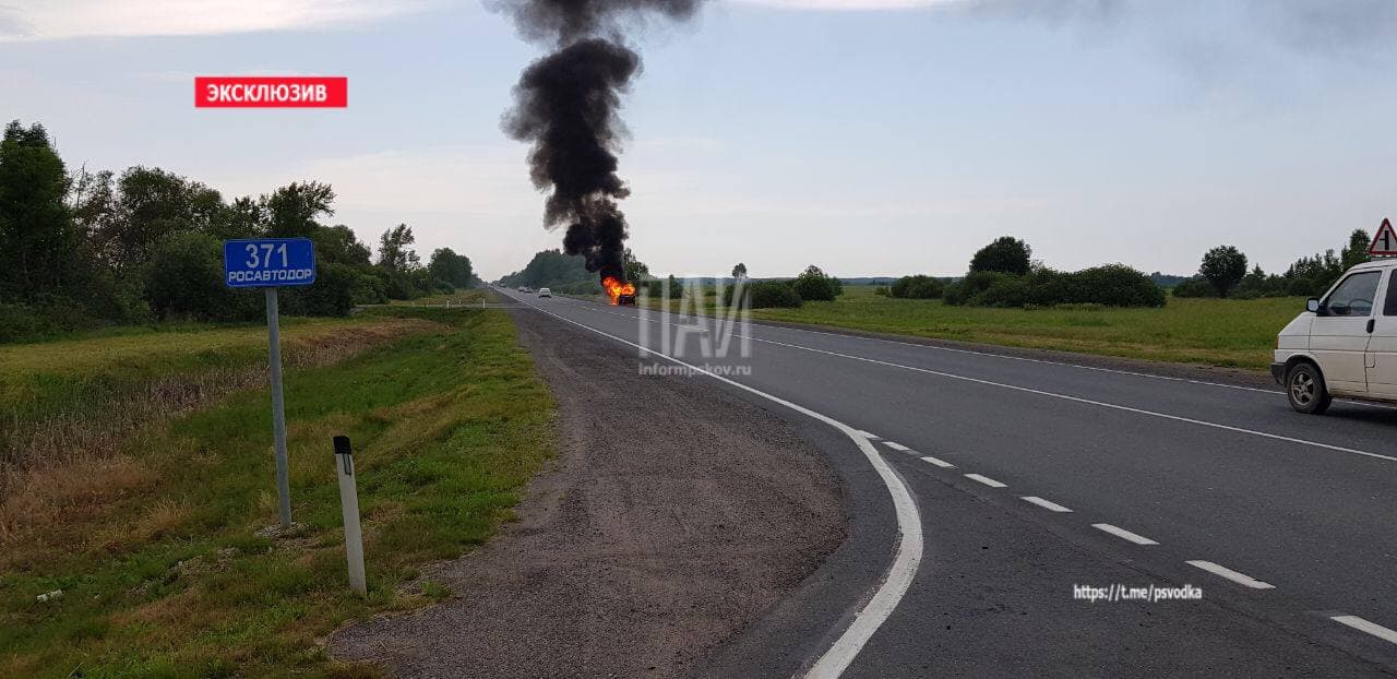 Фото с места происшествия: автомобиль загорелся при движении по автодороге