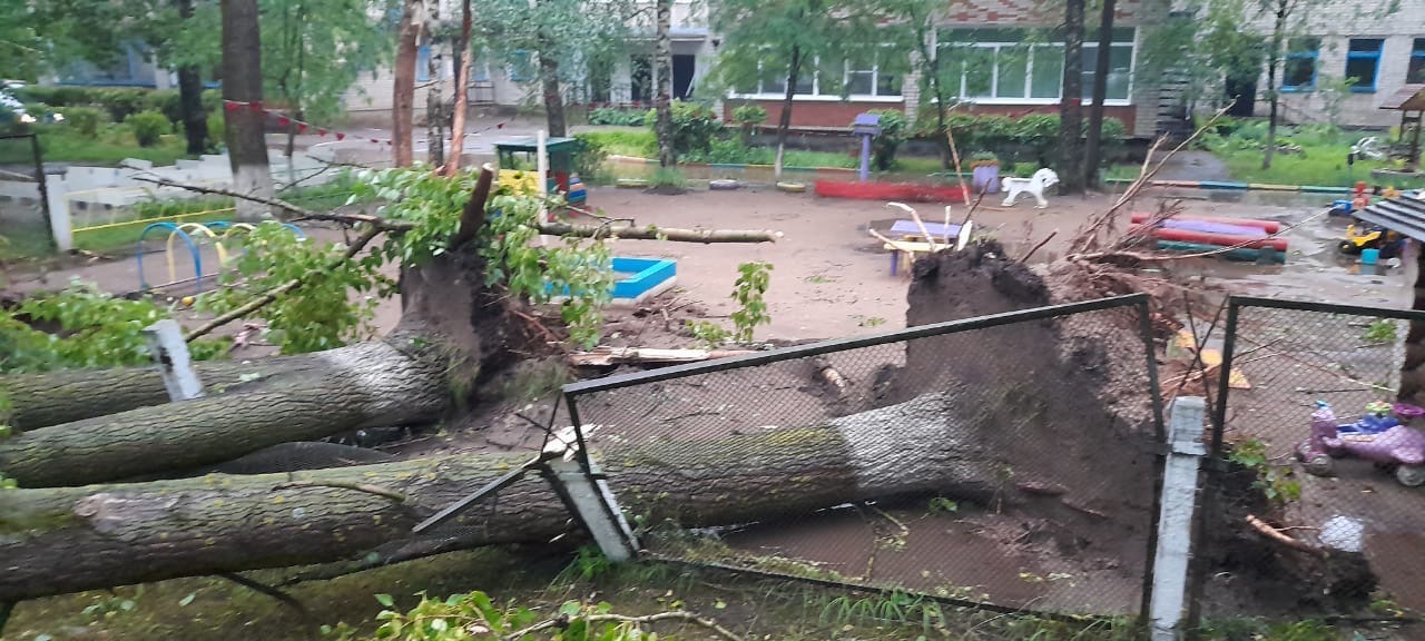 В Великих Луках устраняют последствия урагана