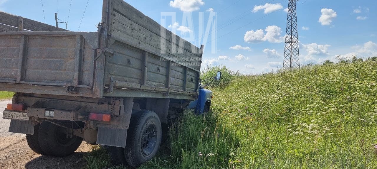 ВАЗ врезался в грузовик в Великолукском районе