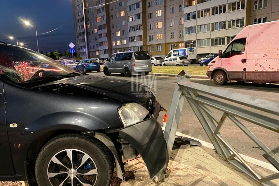В Пскове иномарка врезалась в дорожное ограждение