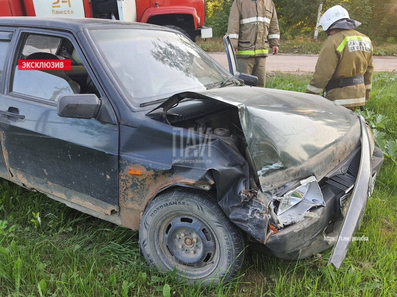 В Плюсском районе столкнулись два легковых авто