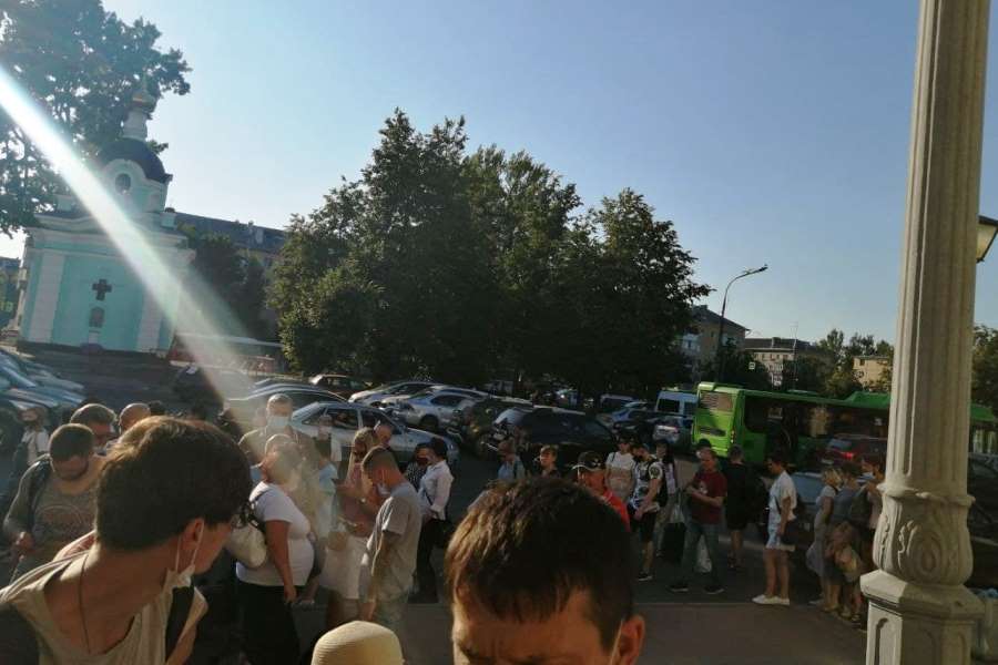 Из-за проверок на вокзале Пскова скопилась длиннющая очередь