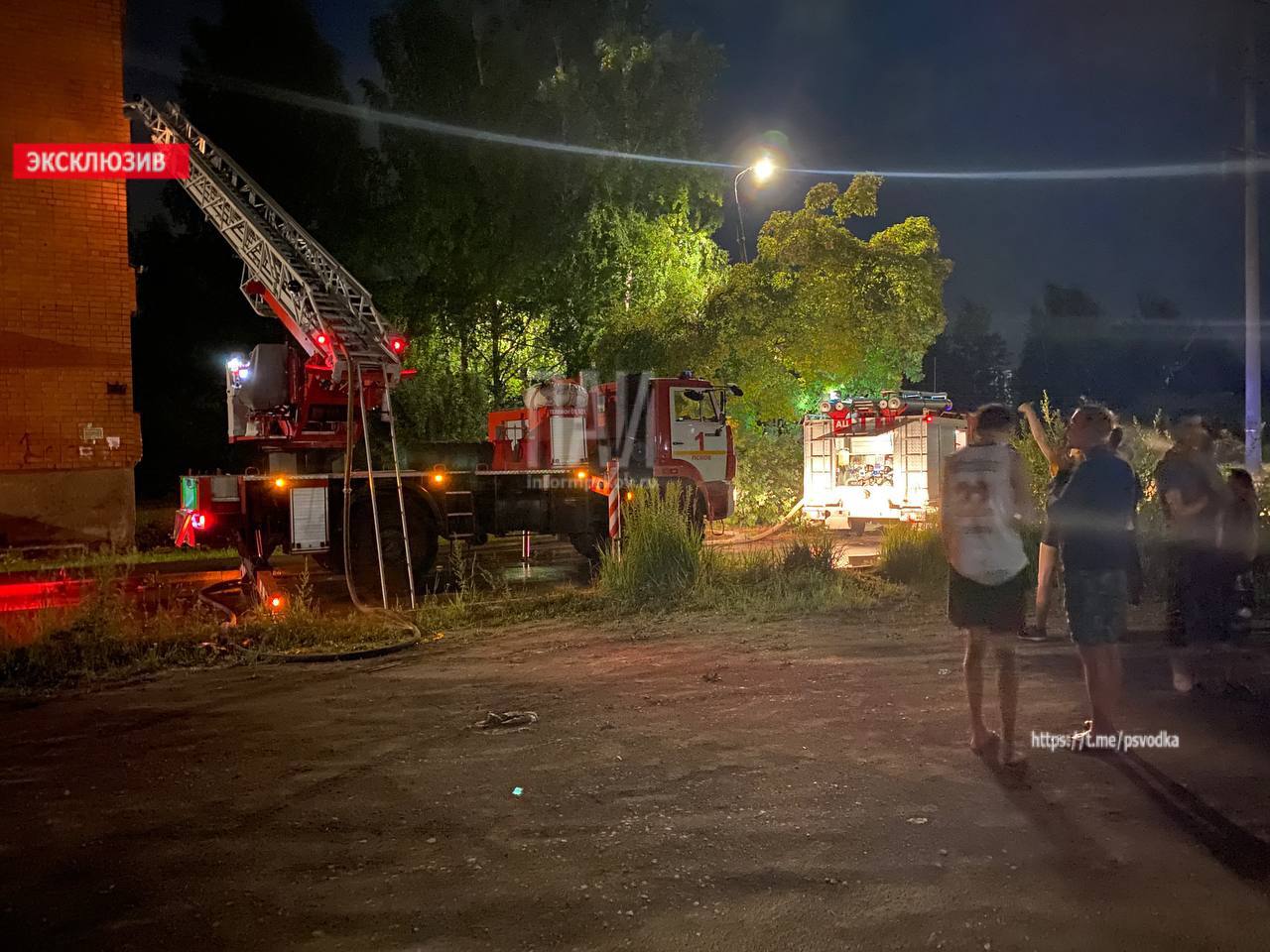 В ликвидации пожара в Пскове участвовало 13 человек