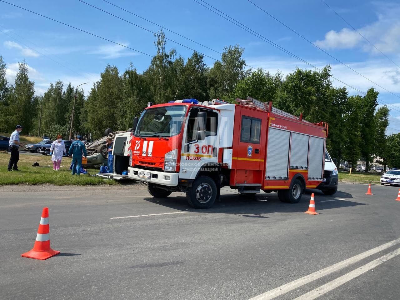 Четыре человека пострадало в результате столкновения микроавтобусов в Пскове