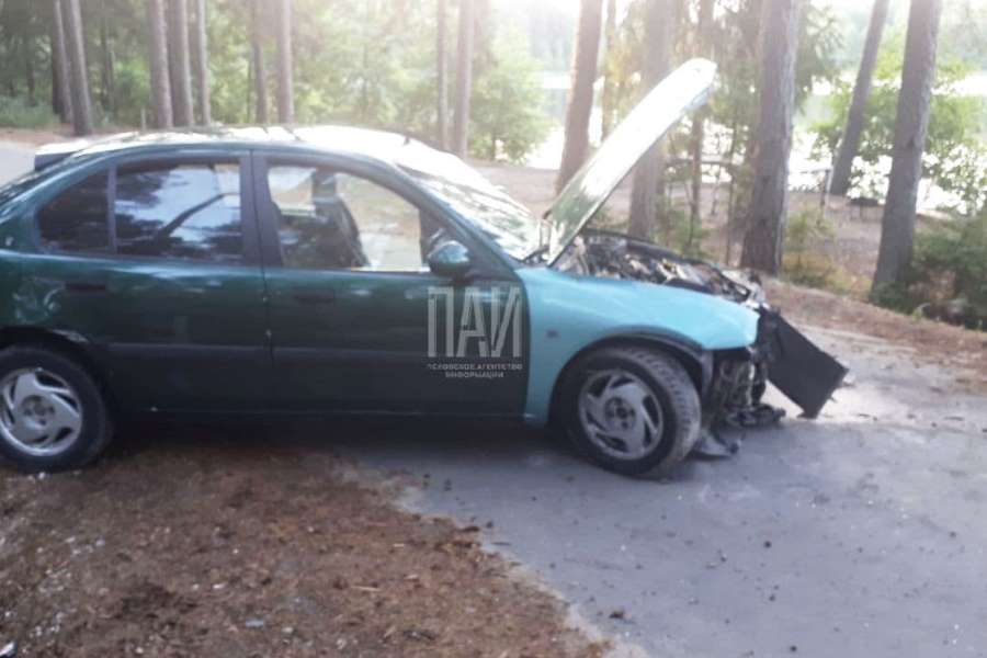 Автомобиль врезался в дерево в Печорском районе