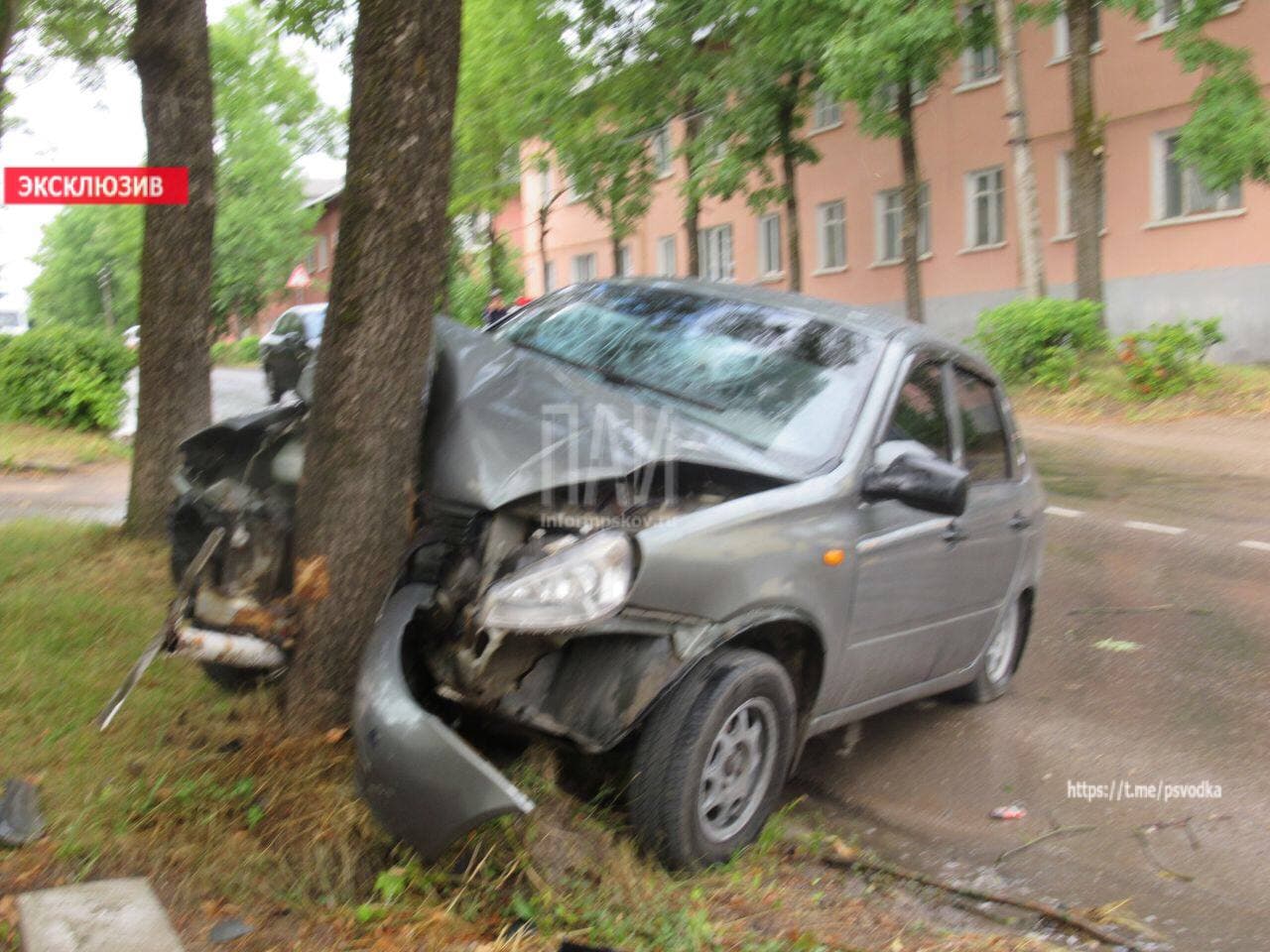 Легковой автомобиль въехал в дерево в Острове