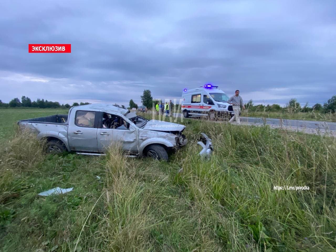 Внедорожник опрокинулся в кювет в Печорском районе