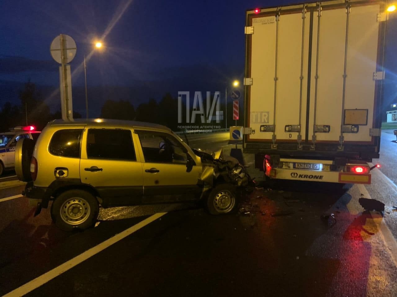 Водитель Chevrolet Niva врезался в фуру в Себежском районе