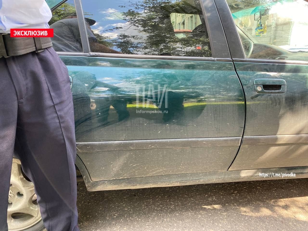 В Пскове женщина врезалась в автомобиль