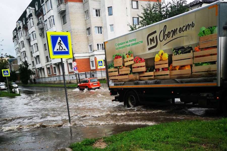 В Пскове затопило перекрёстки