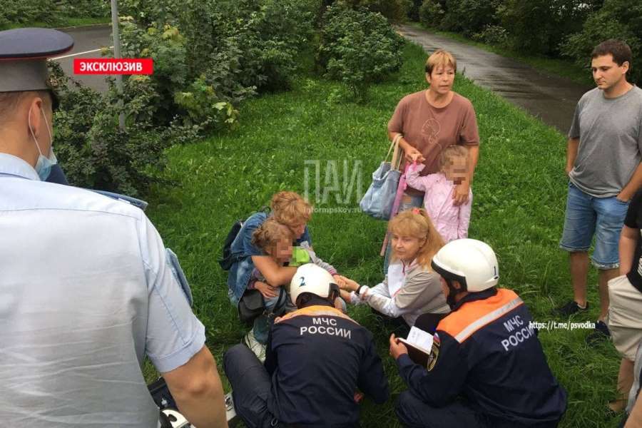 В Пскове автомобиль сбил девочку восьми лет, которая перебегала улицу в неположенном месте