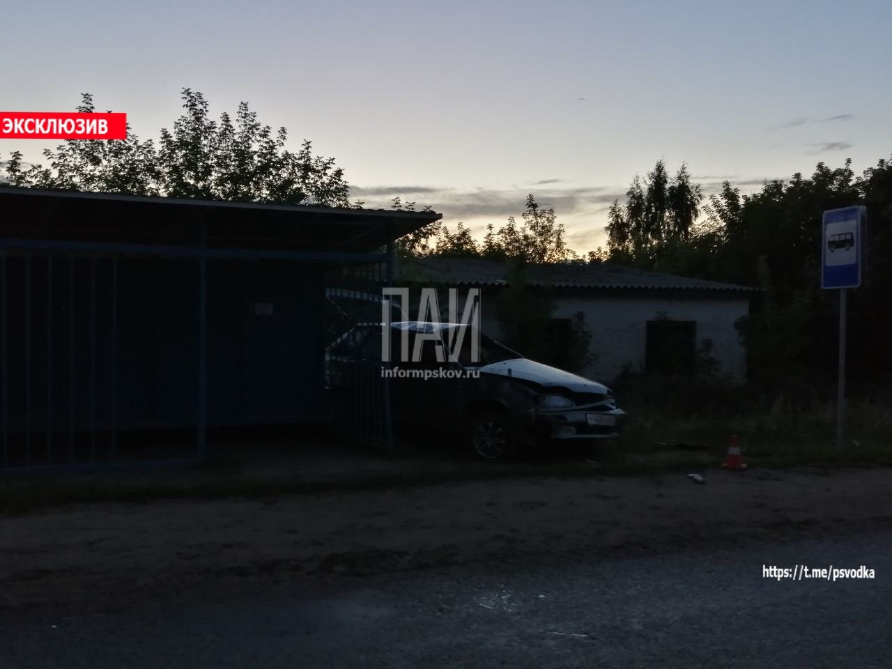 В Новосокольническом районе машина въехала в остановку