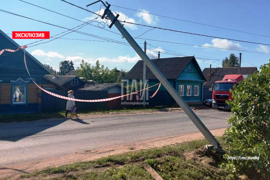 В Невеле автомобиль Lada врезался в столб