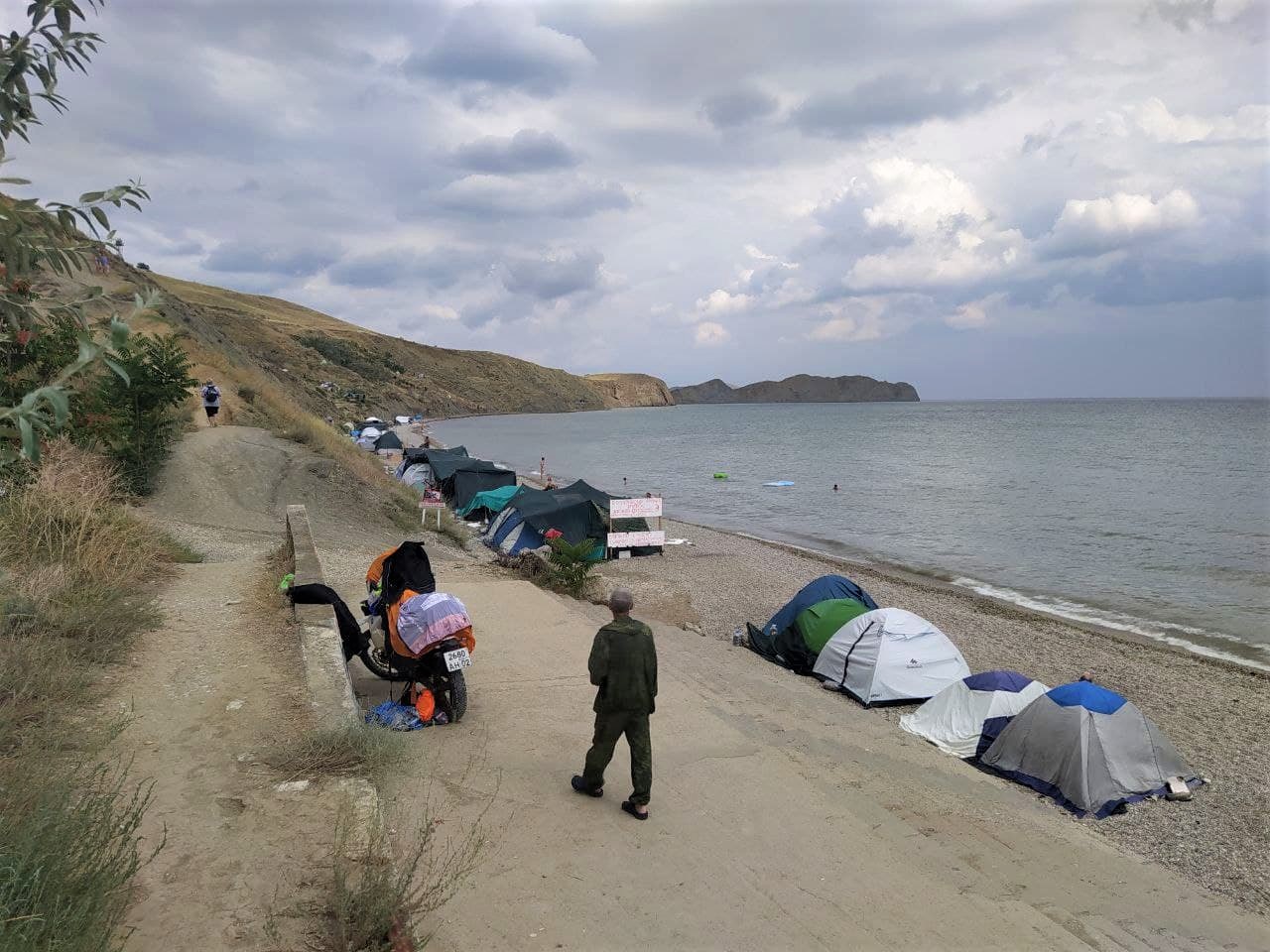 Стихийный лагерь нудистов 