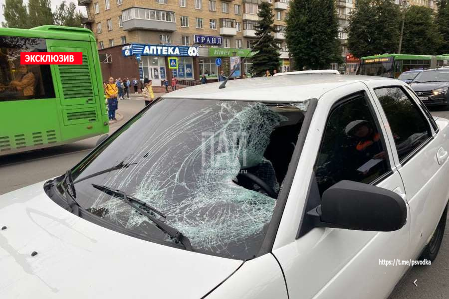 В Пскове на Рижском проспекте автомобиль сбил молодого человека