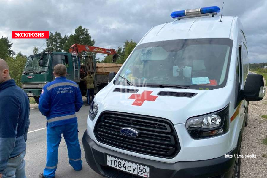 Два водителя KIA госпитализированы после столкновения в Псковском районе