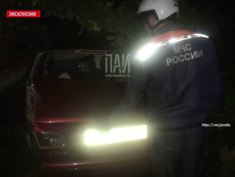 Водитель иномарки протаранил мачту освещения в Пскове