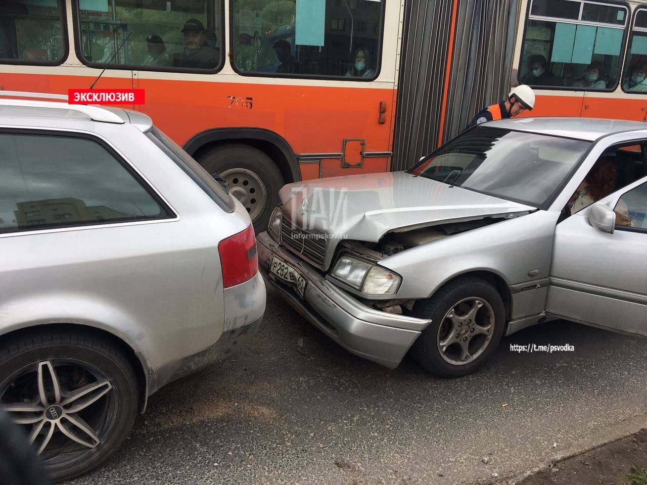 Авария на Рижском проспекте в Пскове