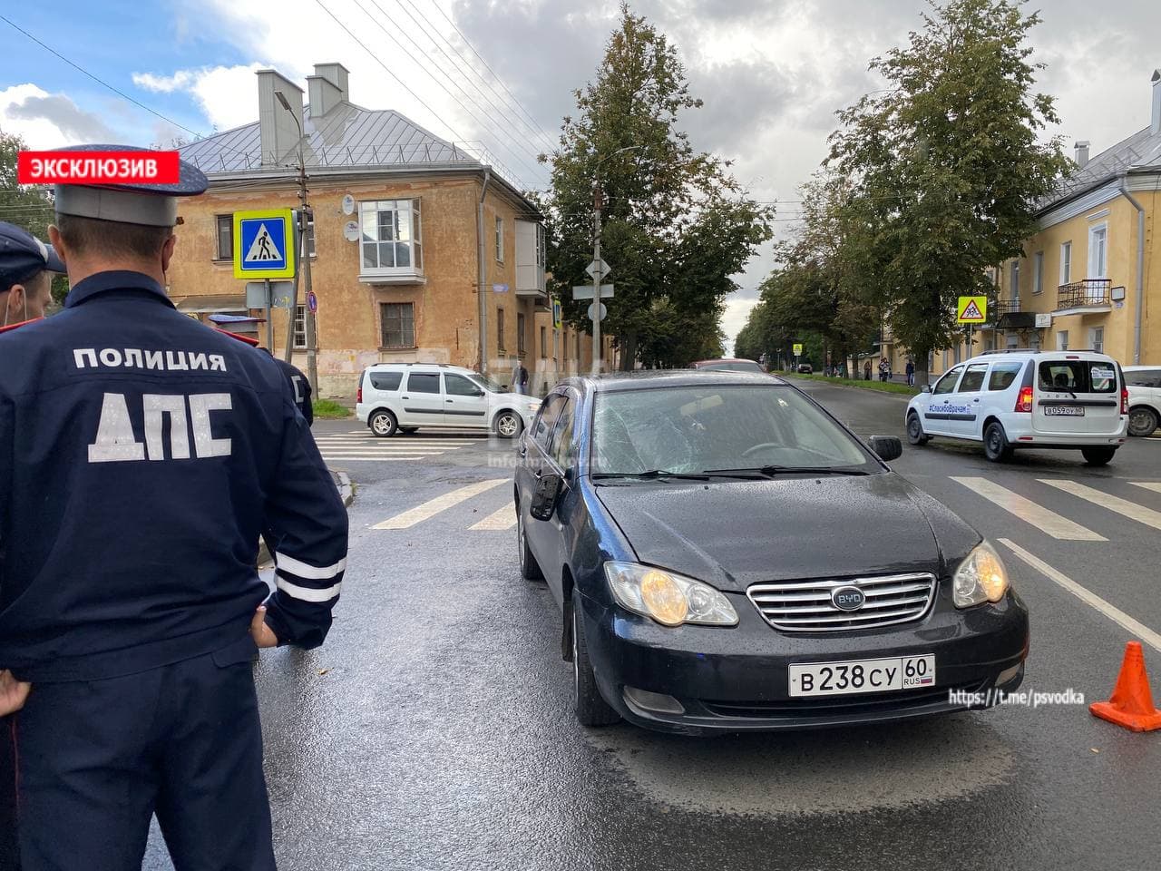 Молодого человека сбили на пешеходном переходе в Пскове