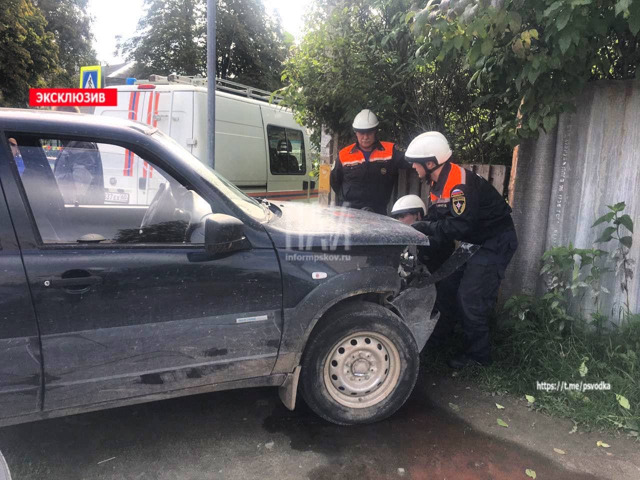Авария на улице Госпитальной в Пскове