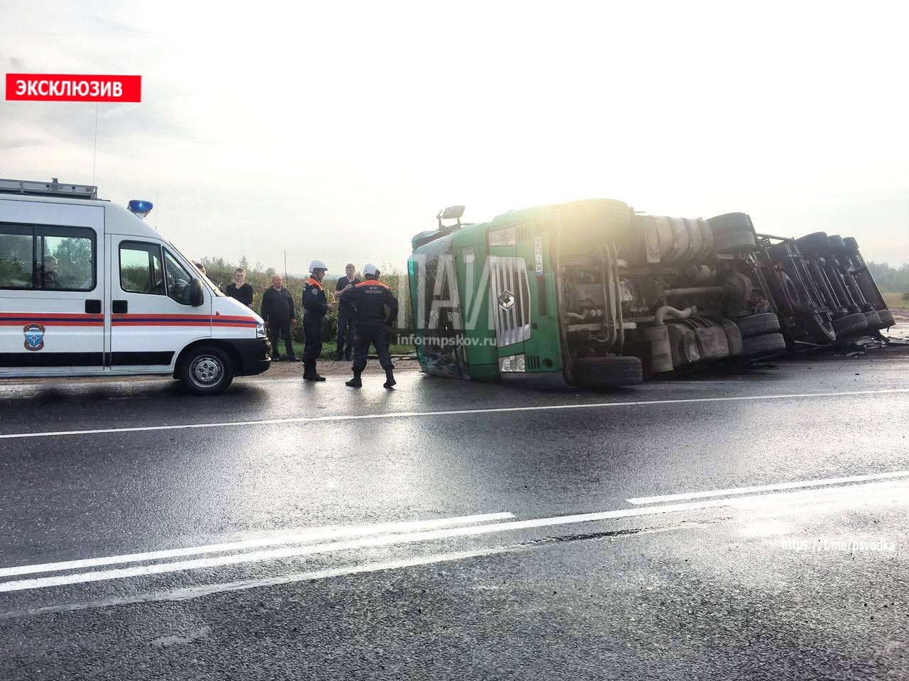 Вблизи деревни Богданово опрокинулся грузовик